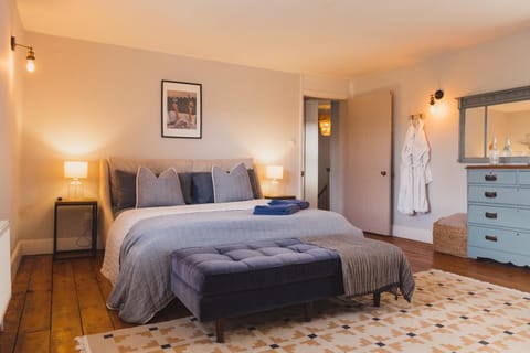 Luxury House sleeps 14 with Secret Bar near Bath House in Warminster