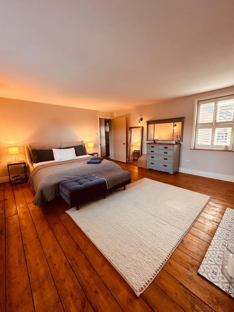 Luxury House sleeps 14 with Secret Bar near Bath House in Warminster