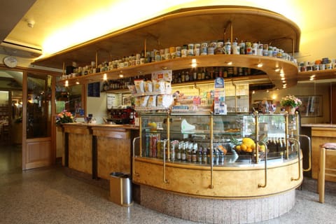 Restaurant/places to eat, Lounge or bar, Drinks, Alcoholic drinks, Non alcoholic drinks