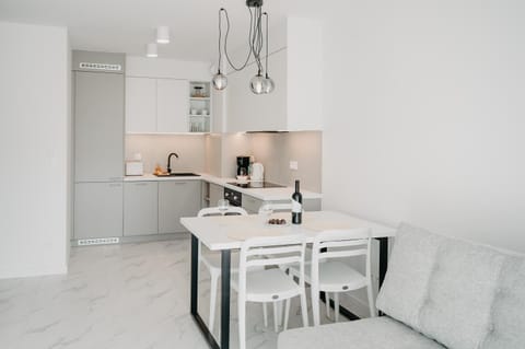 Kitchen or kitchenette, Dining area, stove