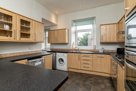 Spacious 5-Bedroom Townhouse in the West-End Apartment in Aberdeen