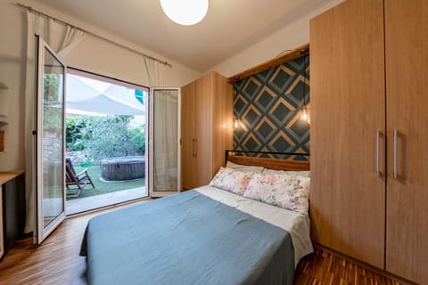 Bed, Garden, Hot Tub, Photo of the whole room, Decorative detail, Bedroom, Garden view, Pool view