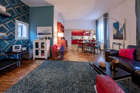 TV and multimedia, Kitchen or kitchenette, Photo of the whole room, Dining area, kitchen