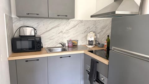 Coffee/tea facilities, Kitchen or kitchenette, heating, internet, microwave, oven, stove, toaster, kitchen