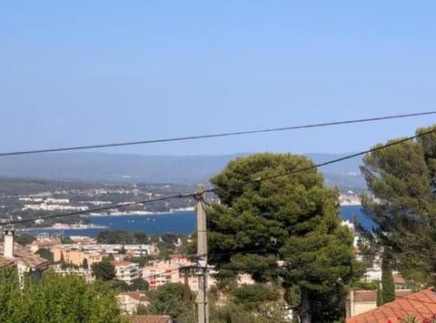 Rez de villa avec place de parking et vue mer. Apartment in La Ciotat