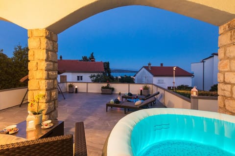 Hot Tub, Balcony/Terrace, Seating area, sunbed