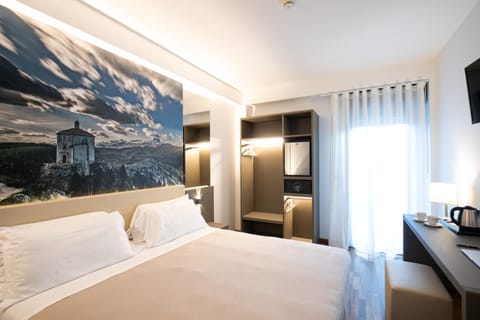 Bed, TV and multimedia, Coffee/tea facilities, Photo of the whole room, Bedroom, minibar