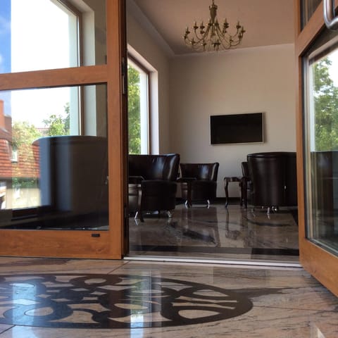 Communal lounge/ TV room, Facade/entrance, TV and multimedia, Seating area