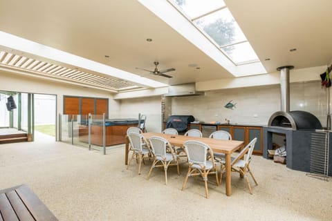 BBQ facilities, Spa and wellness centre/facilities, Dining area, fireplace