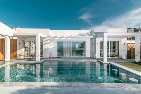 Property building, Patio, Day, Pool view, Swimming pool, sunbed