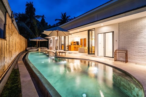 Property building, Natural landscape, Pool view, Swimming pool, internet, sunbed