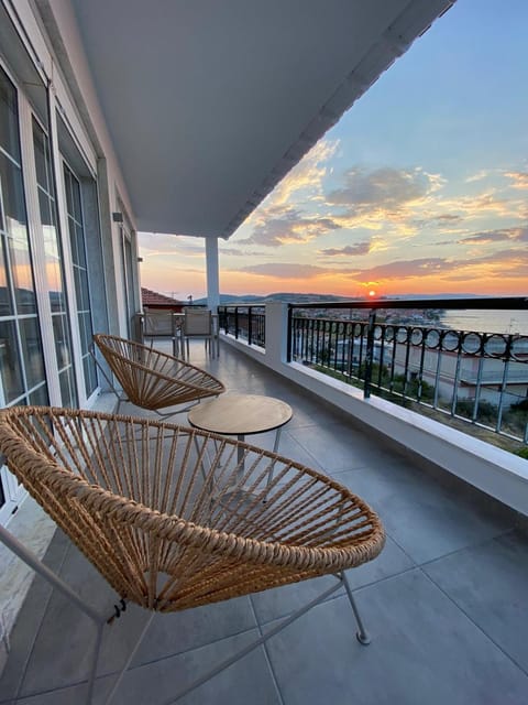View (from property/room), Balcony/Terrace, Seating area, Sea view, Area and facilities, Sunset