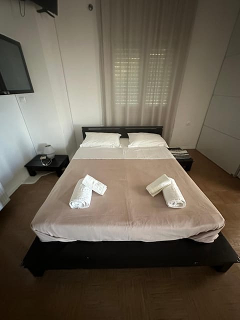 Bed, Bedroom, towels