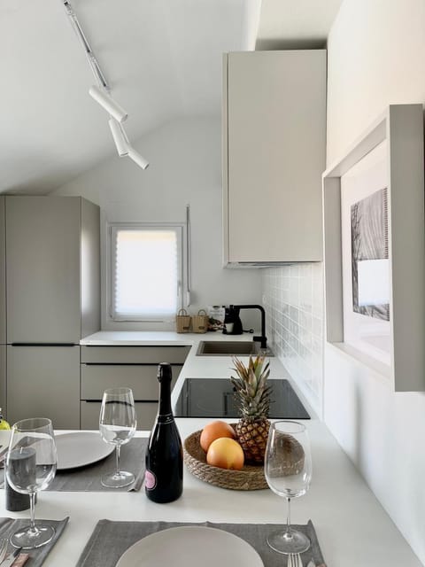 Kitchen or kitchenette, Food and drinks, Dining area, Food, Drinks, stove, toaster