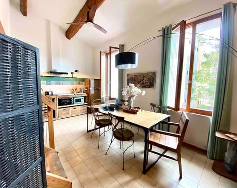 Kitchen or kitchenette, Dining area