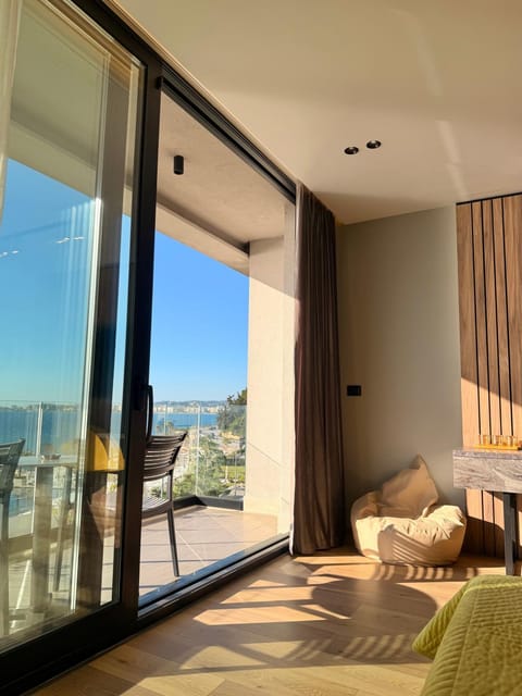 Natural landscape, View (from property/room), Balcony/Terrace, Seating area, Bedroom, Sea view