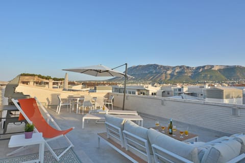 BBQ facilities, Seating area, Dining area, Mountain view