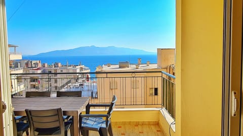 Day, Natural landscape, Balcony/Terrace, Dining area, City view, Sea view, Street view