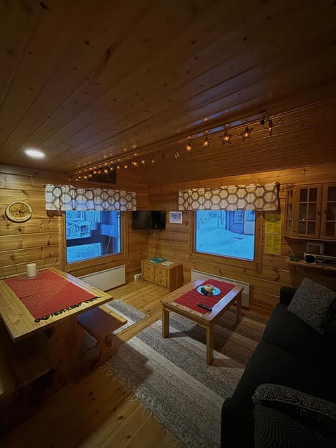 Pusikko - Cozy Lake Villa - Ice Swimming - Sauna - Fireplace - Barbeque Shed Chalet in Lapland