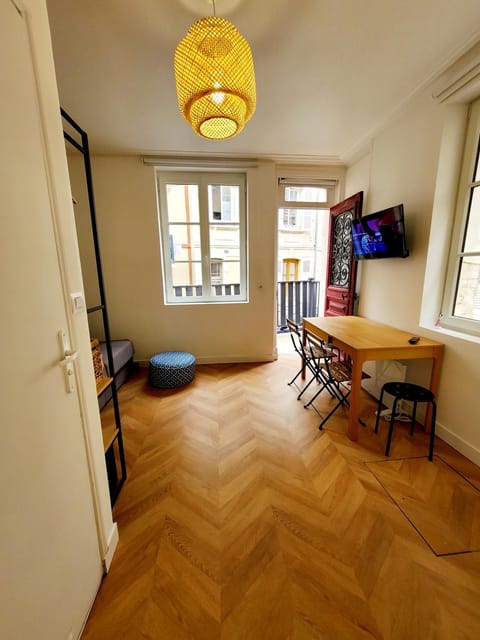 Studio Jeannette avec Balcon et juste à 130 metres Plage ! Plein Centre ! Wifi - Draps Serviettes inclus ! Apartment in Deauville