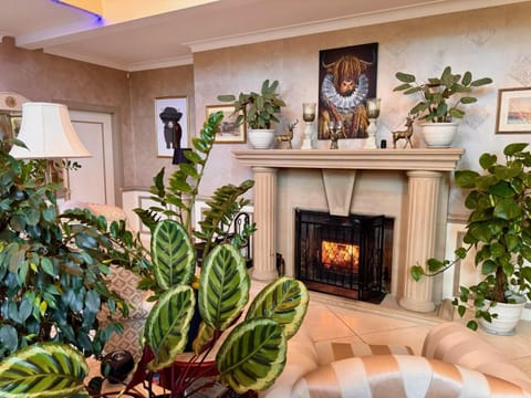 FINN VILLAGE Loch Lomond Villa - THE BLACK ROOM with Private Jacuzzi-Style Bath Vacation rental in Scotland