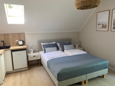 Bed, Kitchen or kitchenette, Photo of the whole room, Bedroom