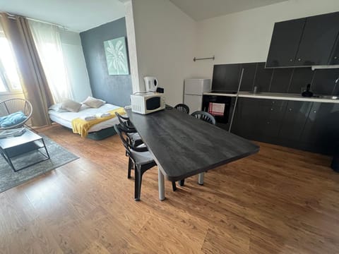 TV and multimedia, Kitchen or kitchenette, Living room, Photo of the whole room, Seating area