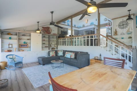 Come Stay - and Sail Away - at this Lovely Canal Home House in Alvin