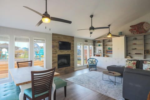 Come Stay - and Sail Away - at this Lovely Canal Home House in Alvin