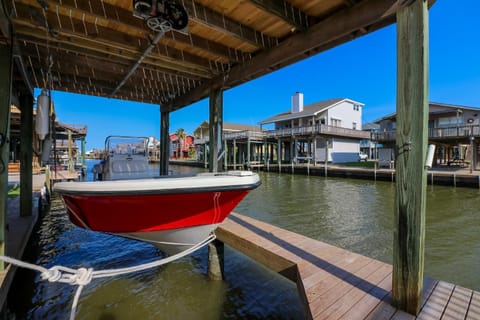 Come Stay - and Sail Away - at this Lovely Canal Home House in Alvin