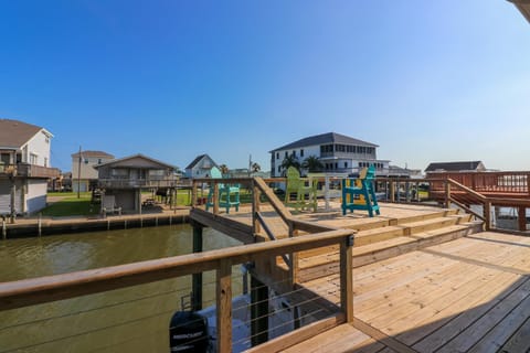 Come Stay - and Sail Away - at this Lovely Canal Home House in Alvin