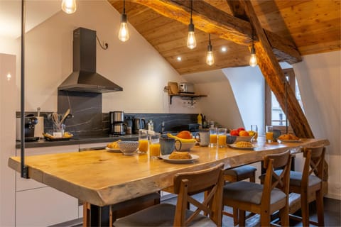 Coffee/tea facilities, Dining area, oven, stove, toaster, kitchen