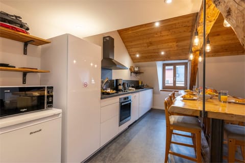 Coffee/tea facilities, Dining area, dishwasher, microwave, oven, stove, kitchen