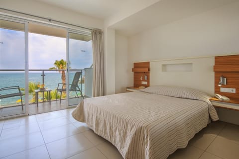 Bed, Natural landscape, View (from property/room), Balcony/Terrace, Photo of the whole room, Bedroom, Sea view
