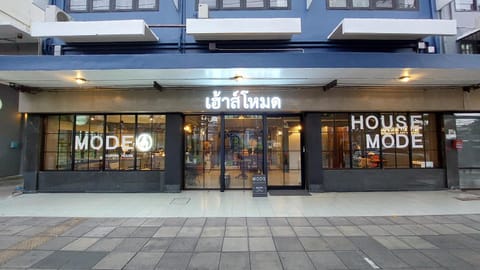 Property building, Facade/entrance, Property logo or sign