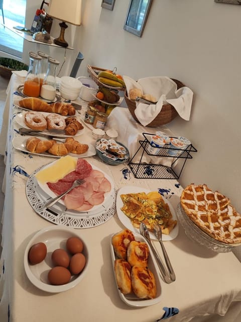 Restaurant/places to eat, Breakfast, Buffet breakfast