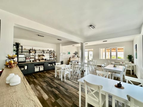 Restaurant/places to eat, Living room, Food and drinks, Food, Breakfast