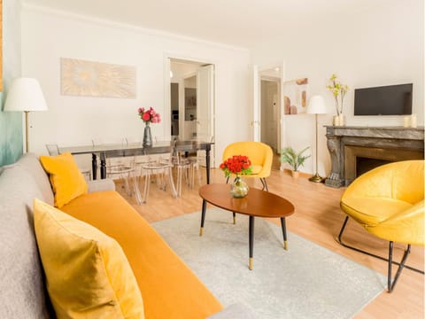 Communal lounge/ TV room, TV and multimedia, Living room, Seating area, Dining area