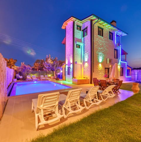 Property building, Night, Garden, Garden view, Pool view, Swimming pool, sunbed