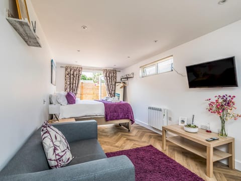 Bed, TV and multimedia, Living room