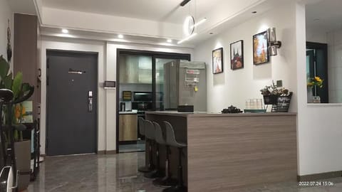 Kitchen or kitchenette, minibar, oven