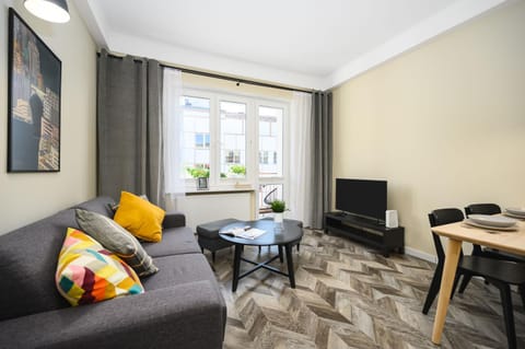 Communal lounge/ TV room, TV and multimedia, Living room, Seating area, Dining area