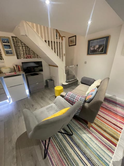 Magnolia Passageway to the Jurassic Coast. House in Corfe Castle