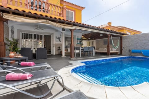 Swimming pool, sunbed