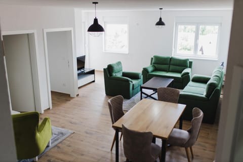 TV and multimedia, Living room, Seating area, Dining area