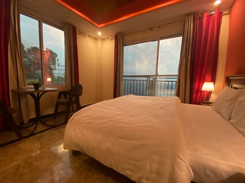Bedroom, Mountain view
