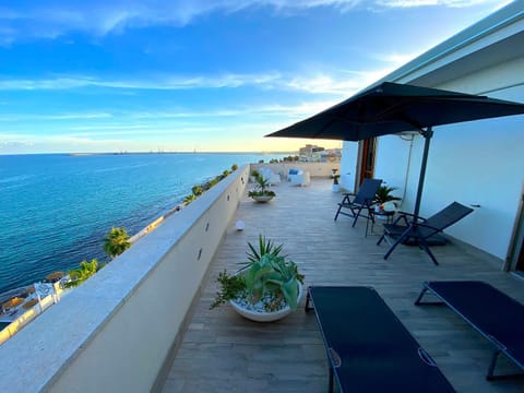 Restaurant/places to eat, Day, Natural landscape, Summer, Balcony/Terrace, Beach, Diving, Evening entertainment, Sea view, sunbed