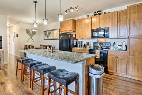 Balcony and Grill Mtn-View Retreat in Granby! Apartment in Granby