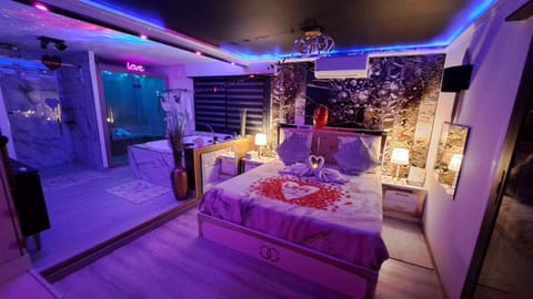 Photo of the whole room, Decorative detail, Bedroom