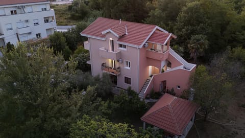 Property building, Day, Bird's eye view, Garden, Landmark view